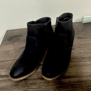 NWT, Women’s ankle boots , black,size 9, brand is Maurice.Never worn.